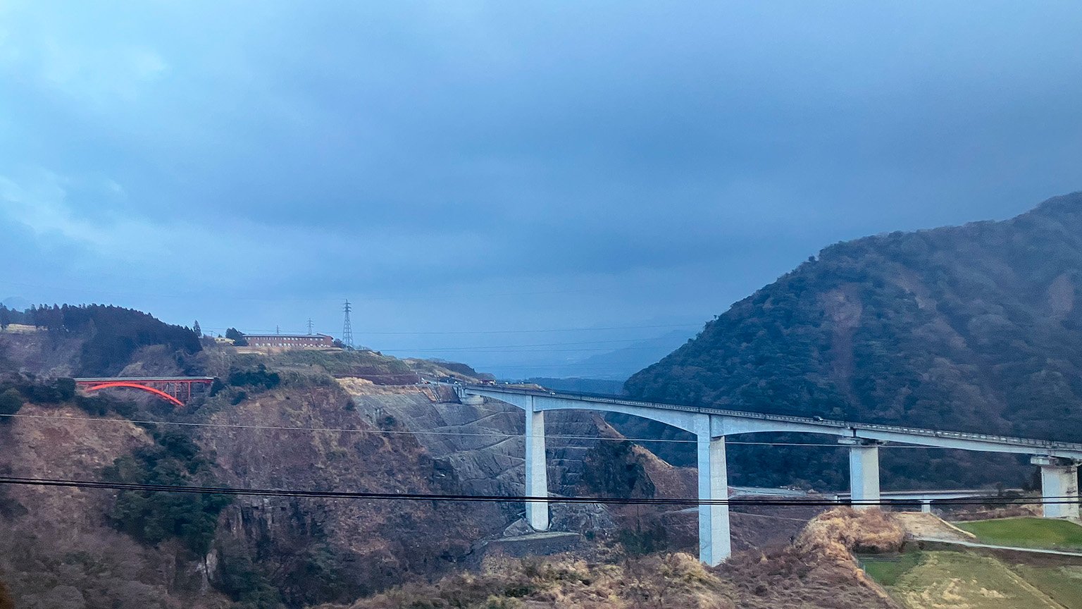 九州横断特急の車窓からの景色の写真