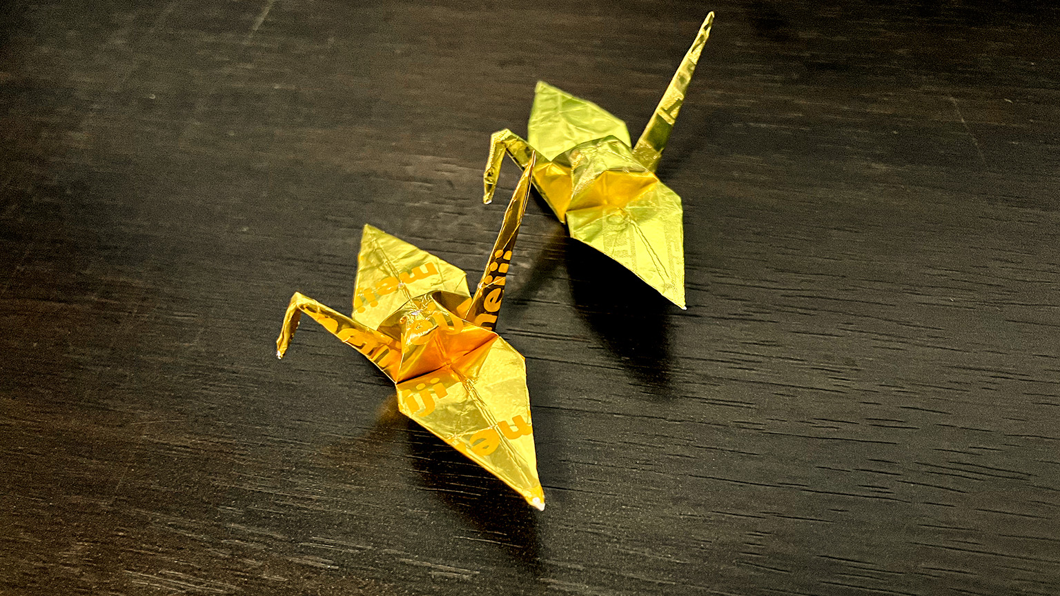 チョコレートの包み紙で折った折り鶴の写真