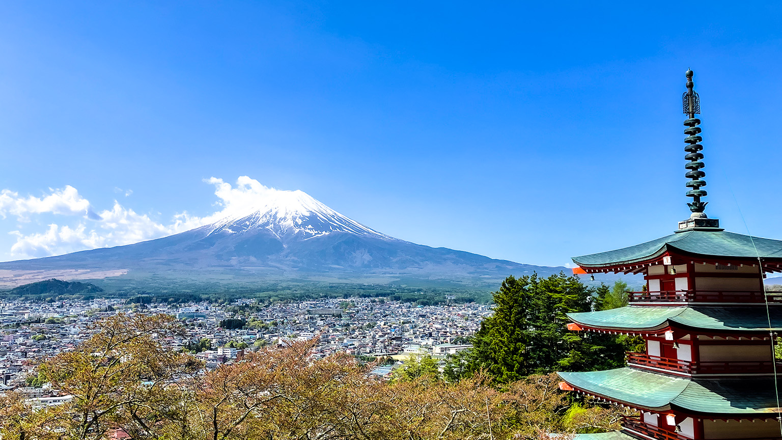 新倉山浅間公園から見た富士山の写真