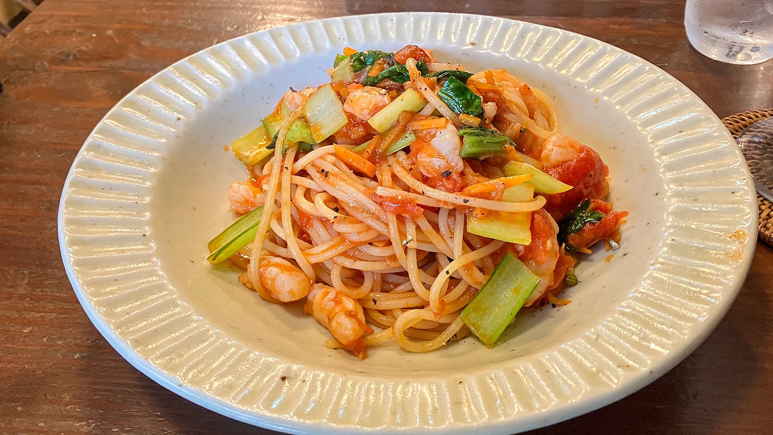 たかうち珈琲店の小海老と小松菜のトマトソース山椒のかほり（パスタ）の写真