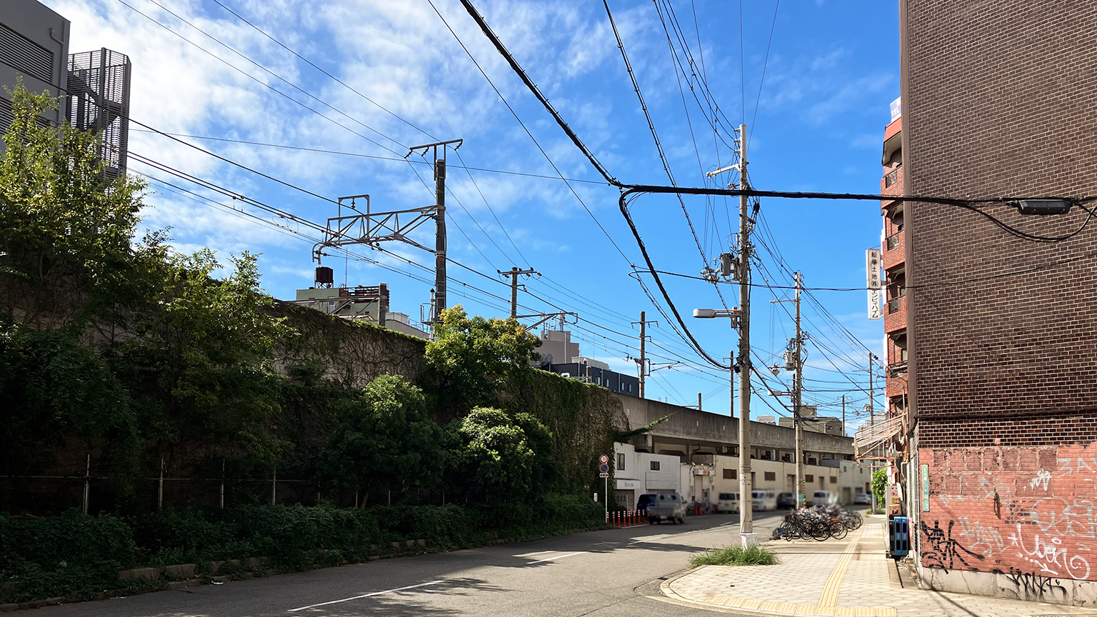 新今宮駅と今宮駅の間の線路横の道路の写真