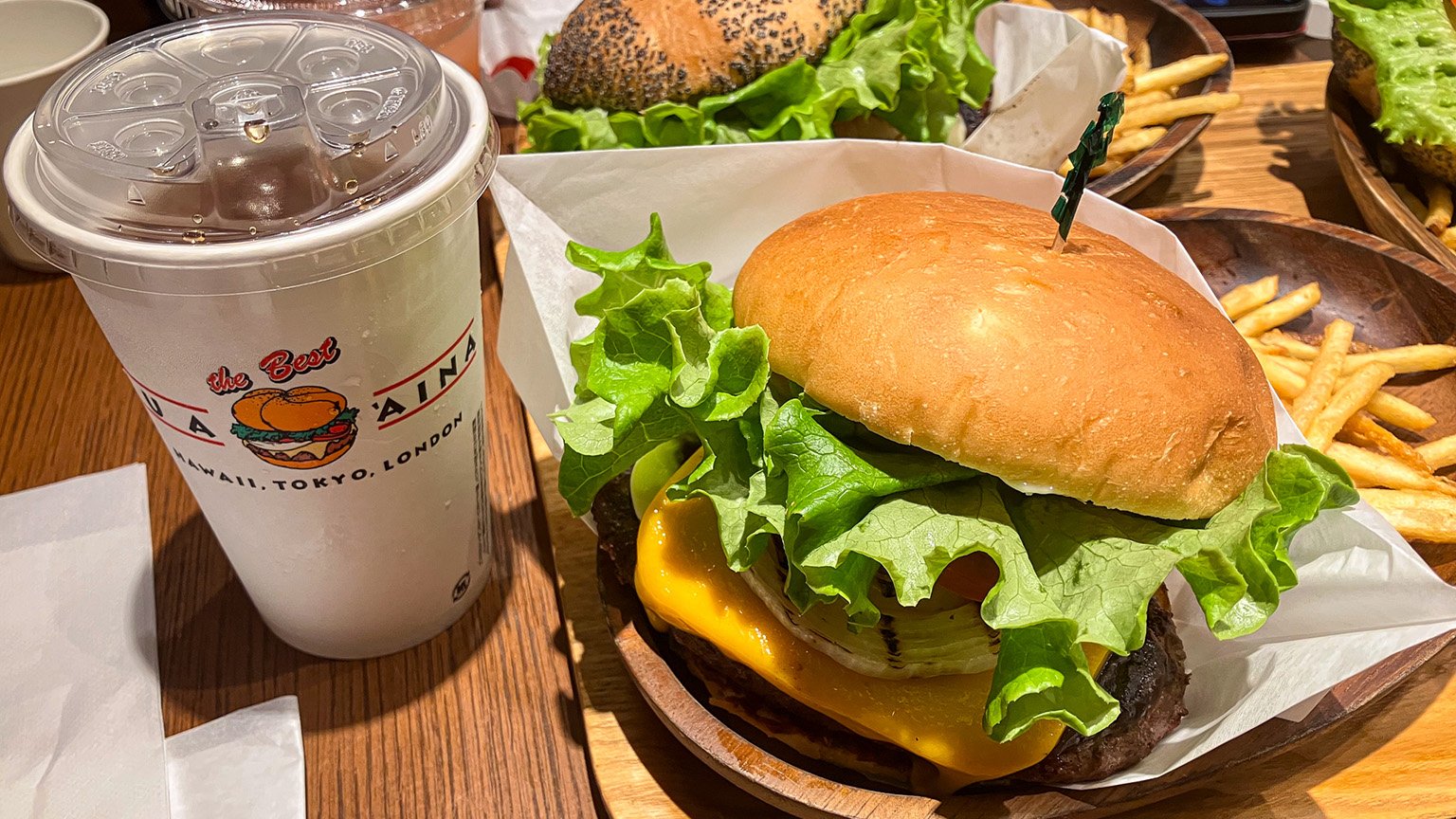 クア・アイナのBBQ厚切りチェダーチーズとポテトとウーロン茶の写真