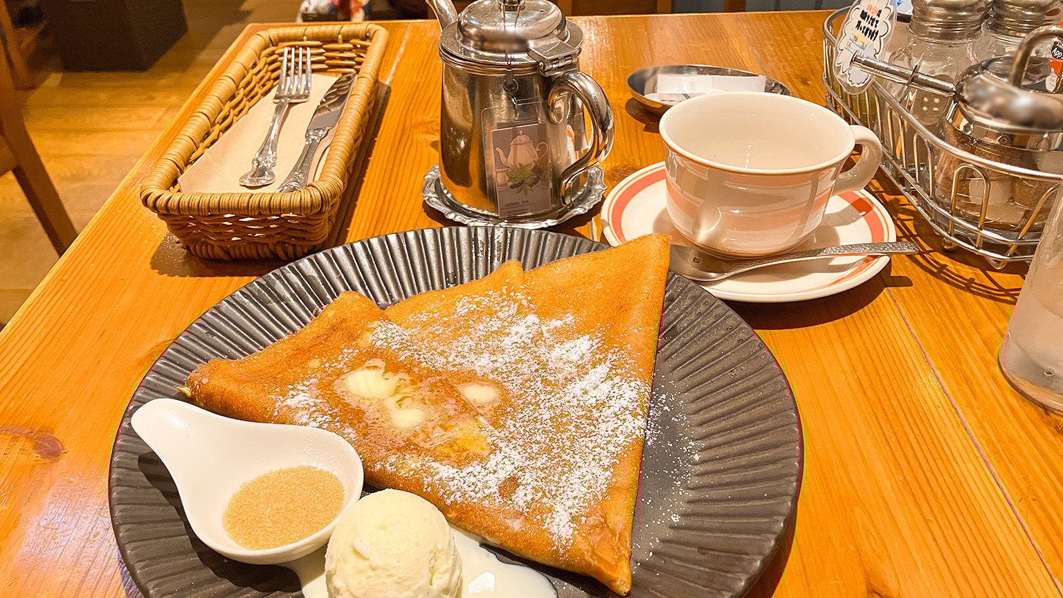 クレープリー・アルションティーテーブルカフェのフレンチシュクレと季節の香りの紅茶（メリメロ）の写真