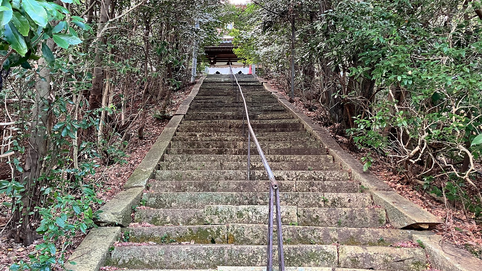 観音寺の階段の写真