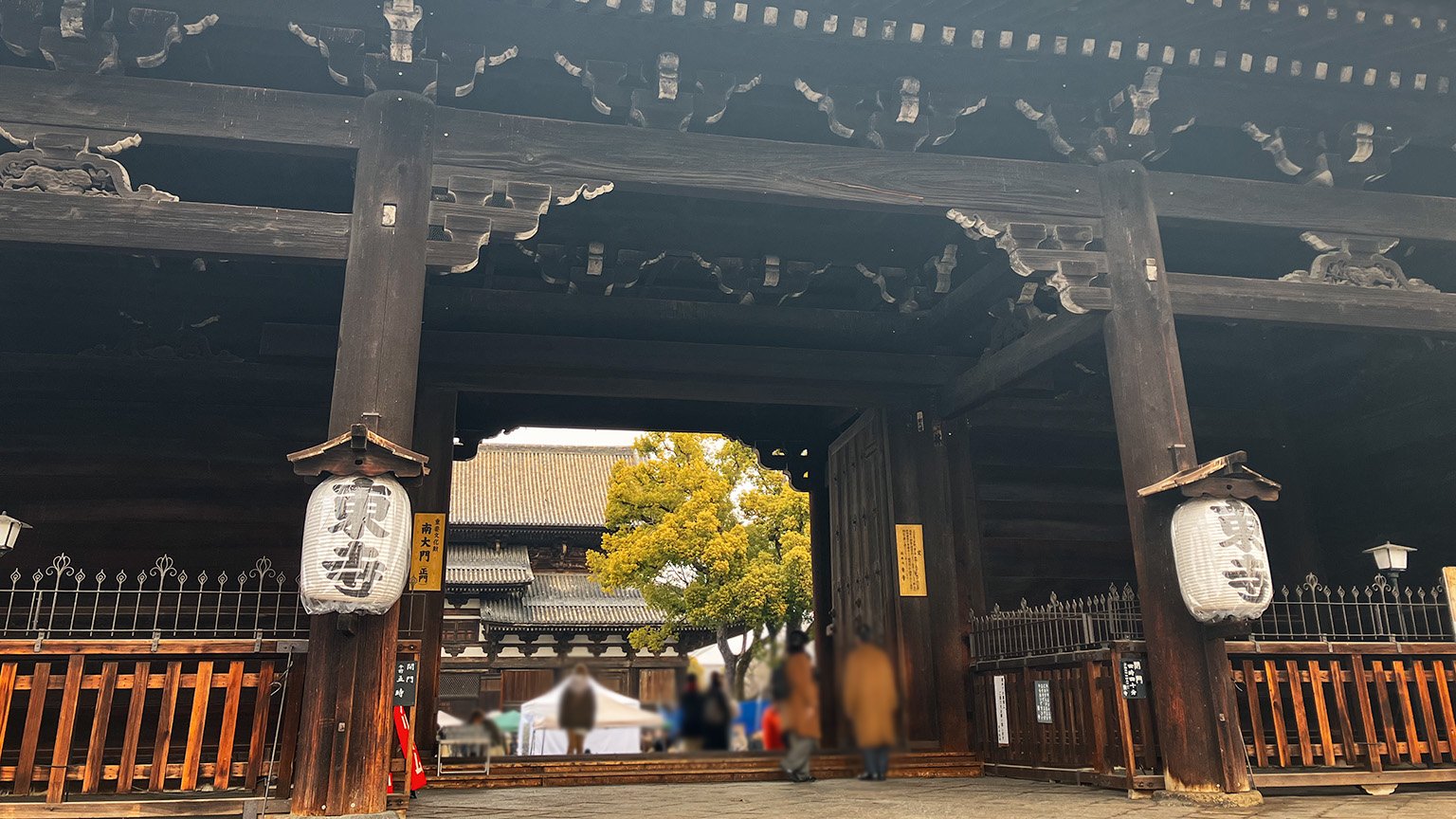 東寺の南大門の写真
