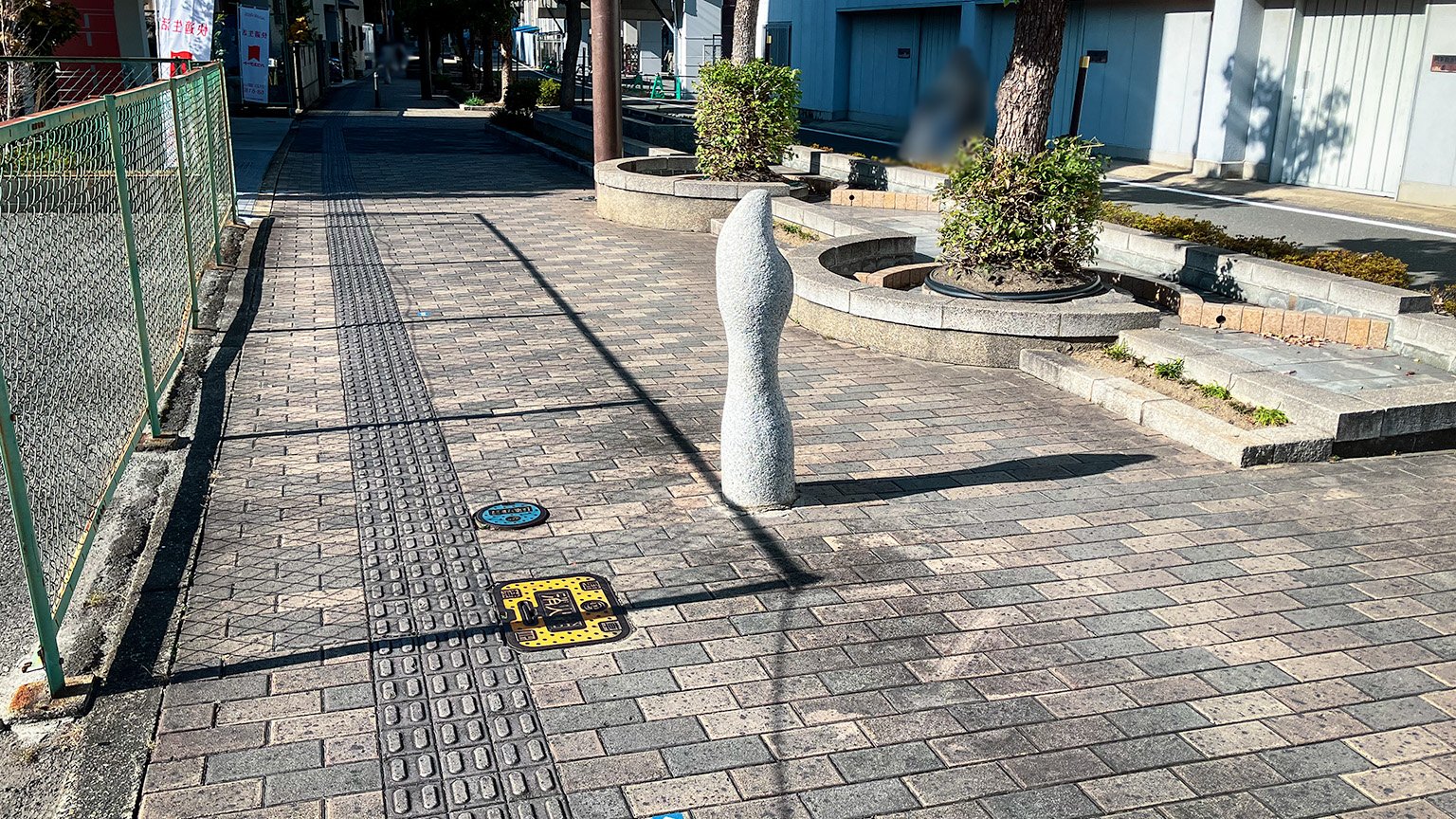京阪電車枚方市駅周辺の高架横の道路にあるオブジェの写真