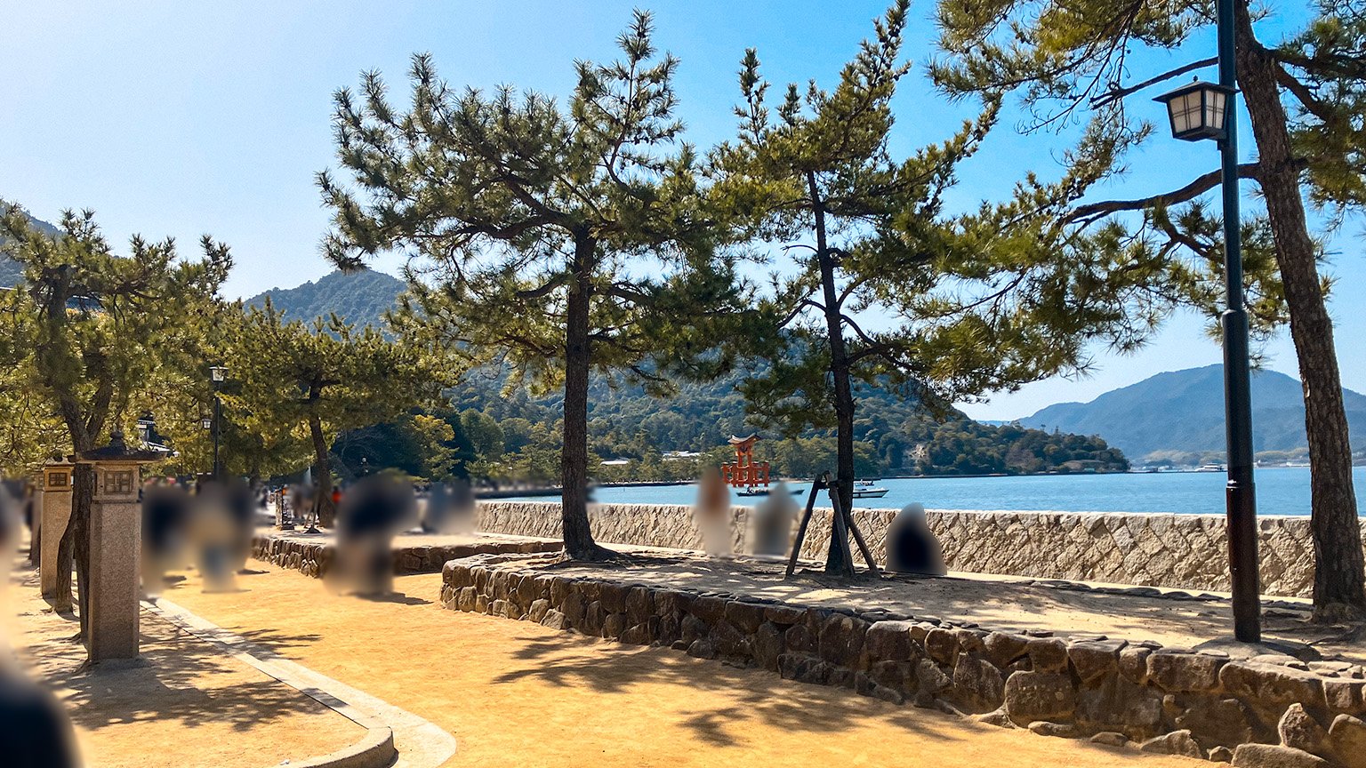 宮島の有之浦海岸沿いの写真