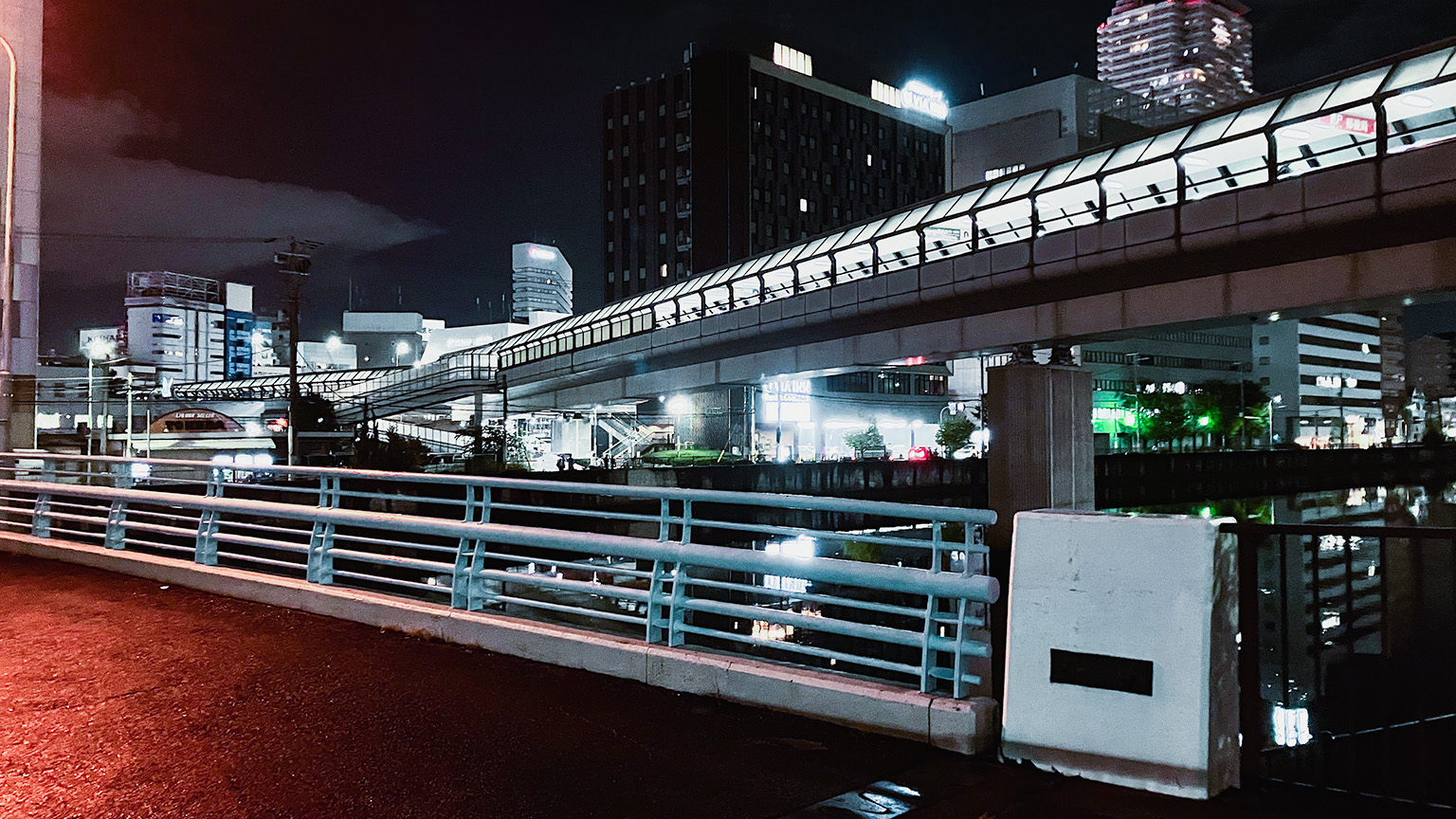 北橋と大阪城京橋プロムナードの写真