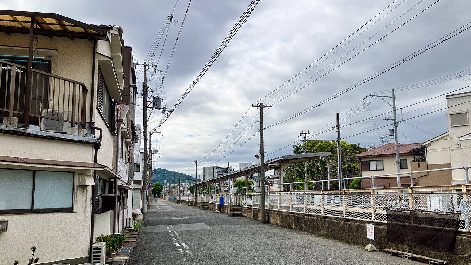 JR和田岬駅のホームとその横を通る道路の写真