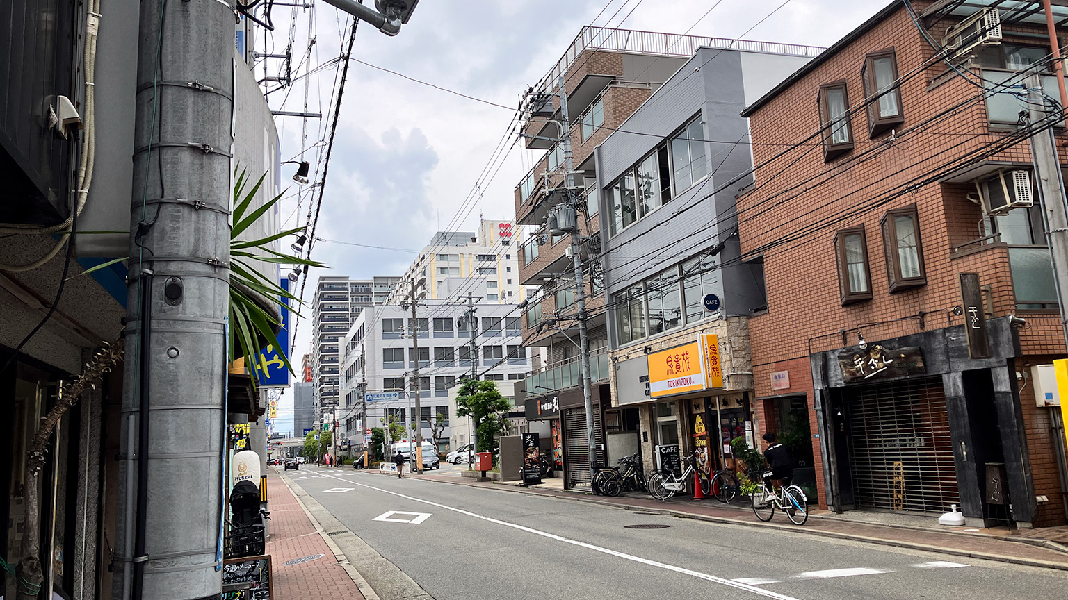 阪急塚口駅からJR塚口駅へ向かう道路の写真