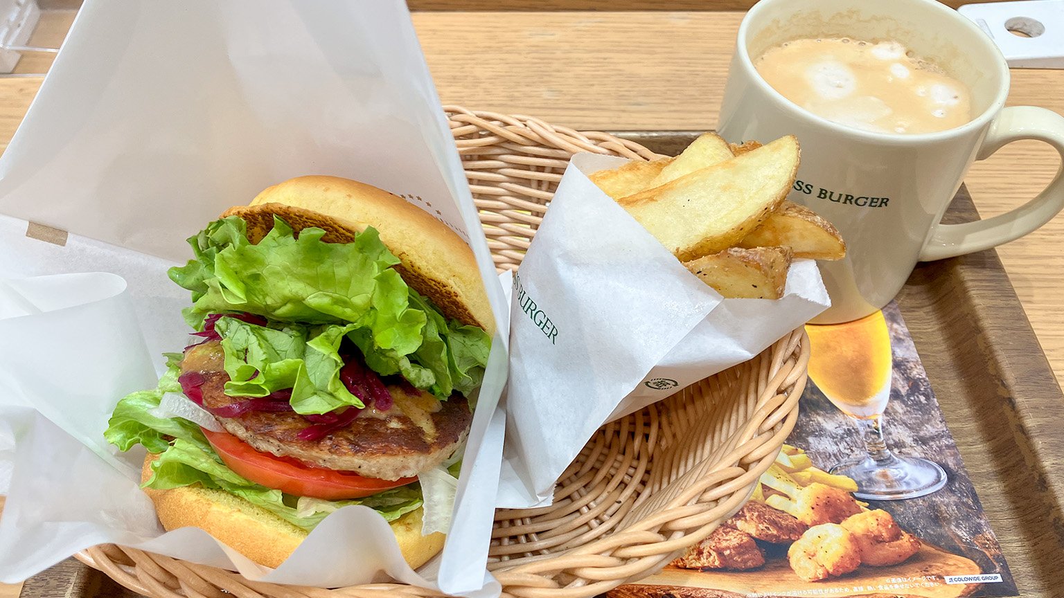 フレッシュネスバーガーのガーデンサラダバーガーとカフェラテとフライドポテトの写真