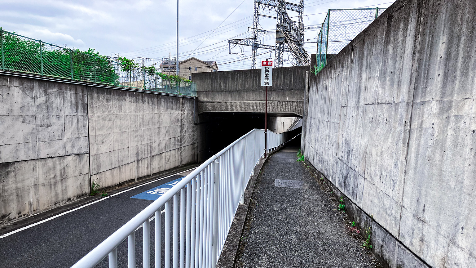 秋篠川沿いの高架下のトンネルの写真