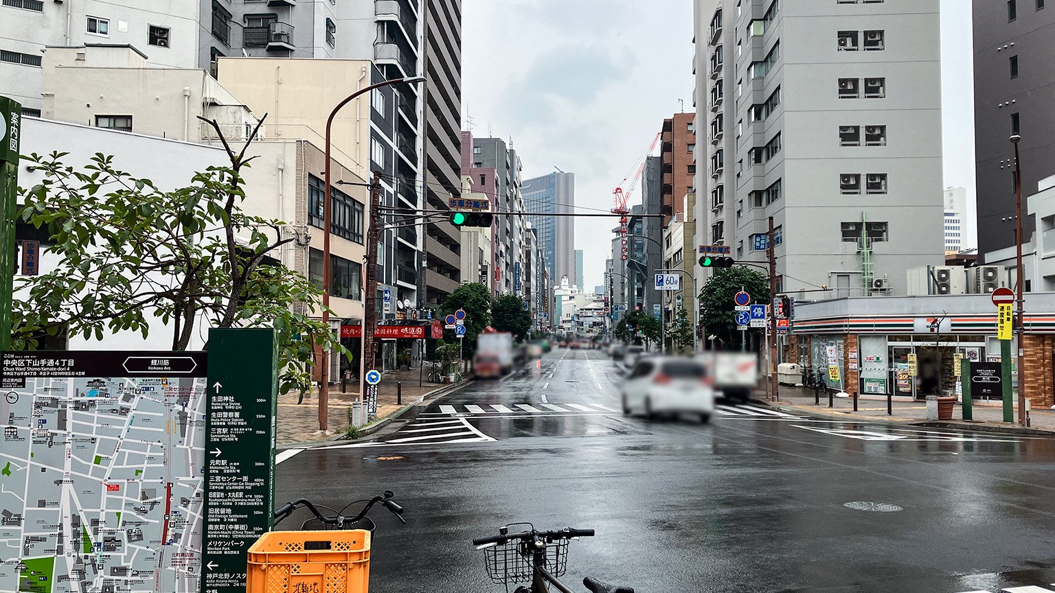 生田新道と鯉川筋が交差する交差点と生田新道の写真