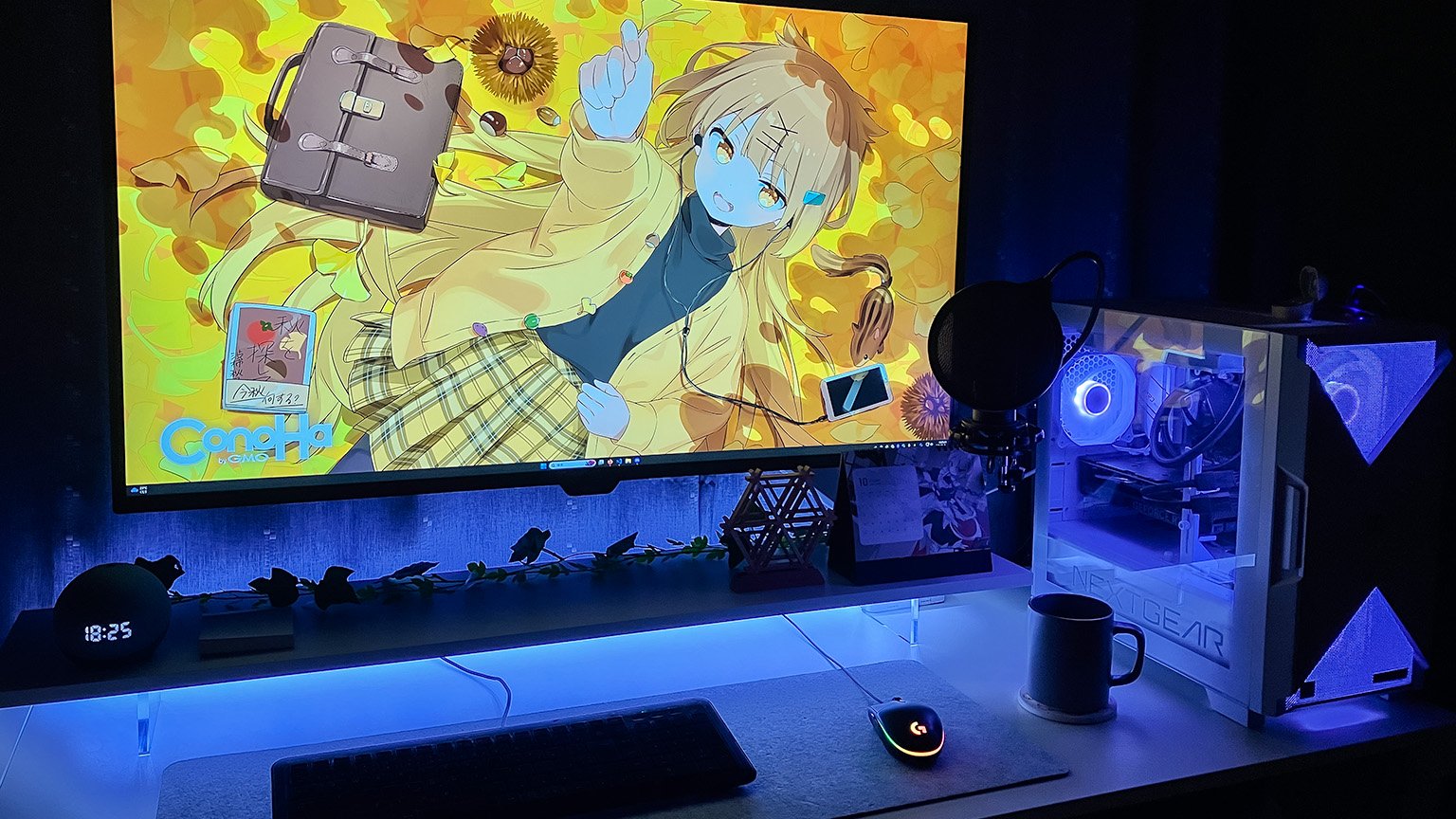 LEDテープライトを取り付けたパソコンデスクの写真