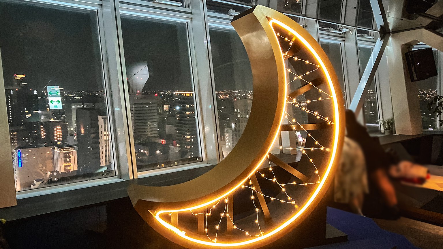 中部電力 MIRAI TOWER の Lunar Glow Bench の写真