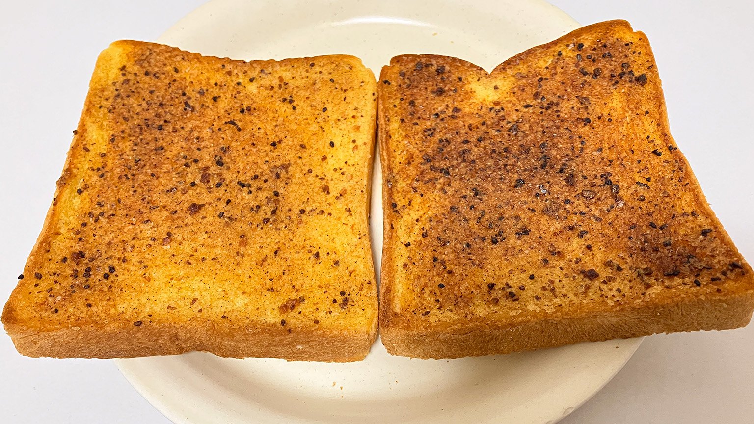 カルディの「ぬって焼いたらカレーパン」を塗って焼いた食パンの写真