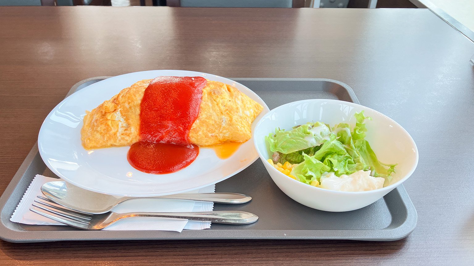 東山スカイタワー内にある「MOET & DINING スカイタワー店」のオムライスの写真