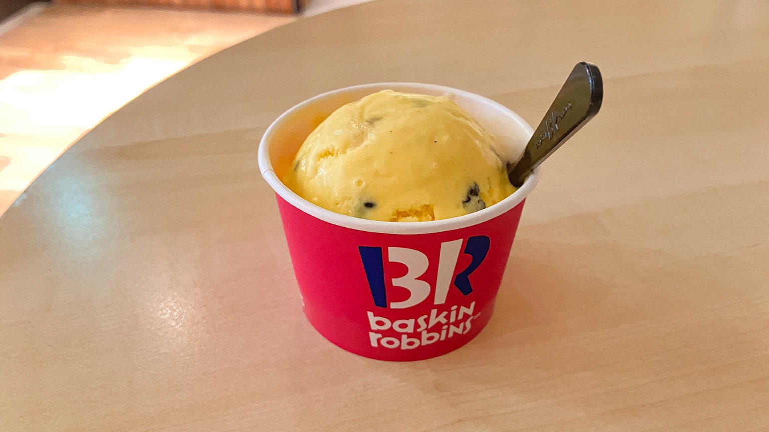 サーティワンアイスクリームの月夜のおさつバター黒ごま入りの写真