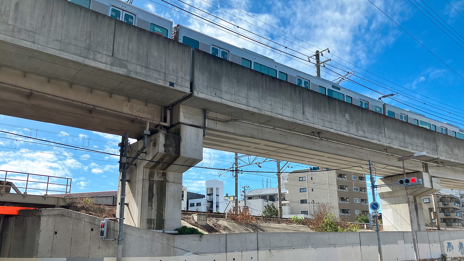 新今宮駅と今宮駅の間の線路の写真