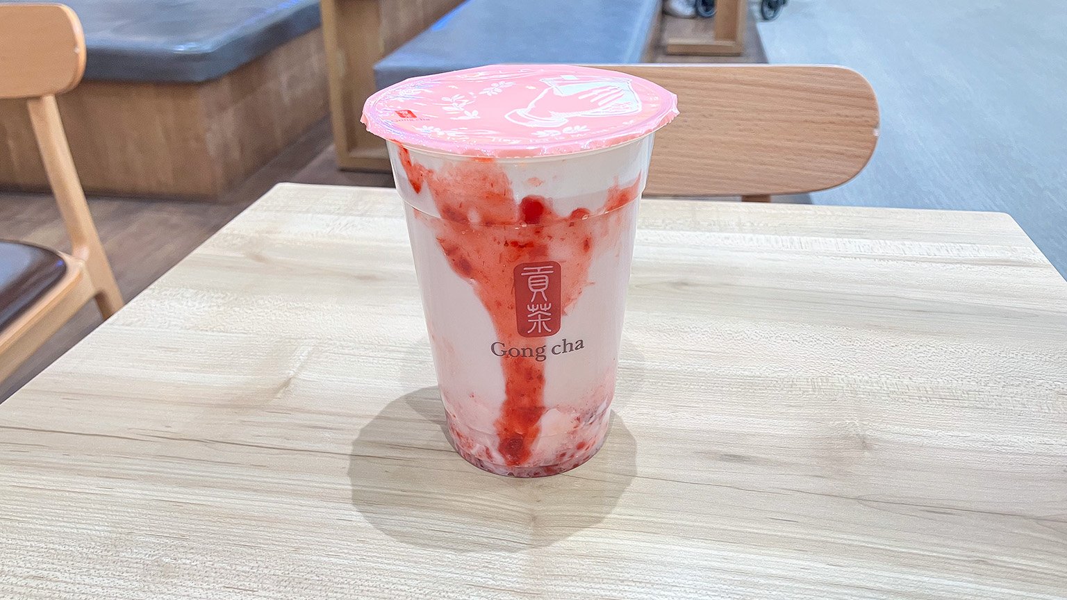 ゴンチャのいちご杏仁アーモンドミルクティーの写真