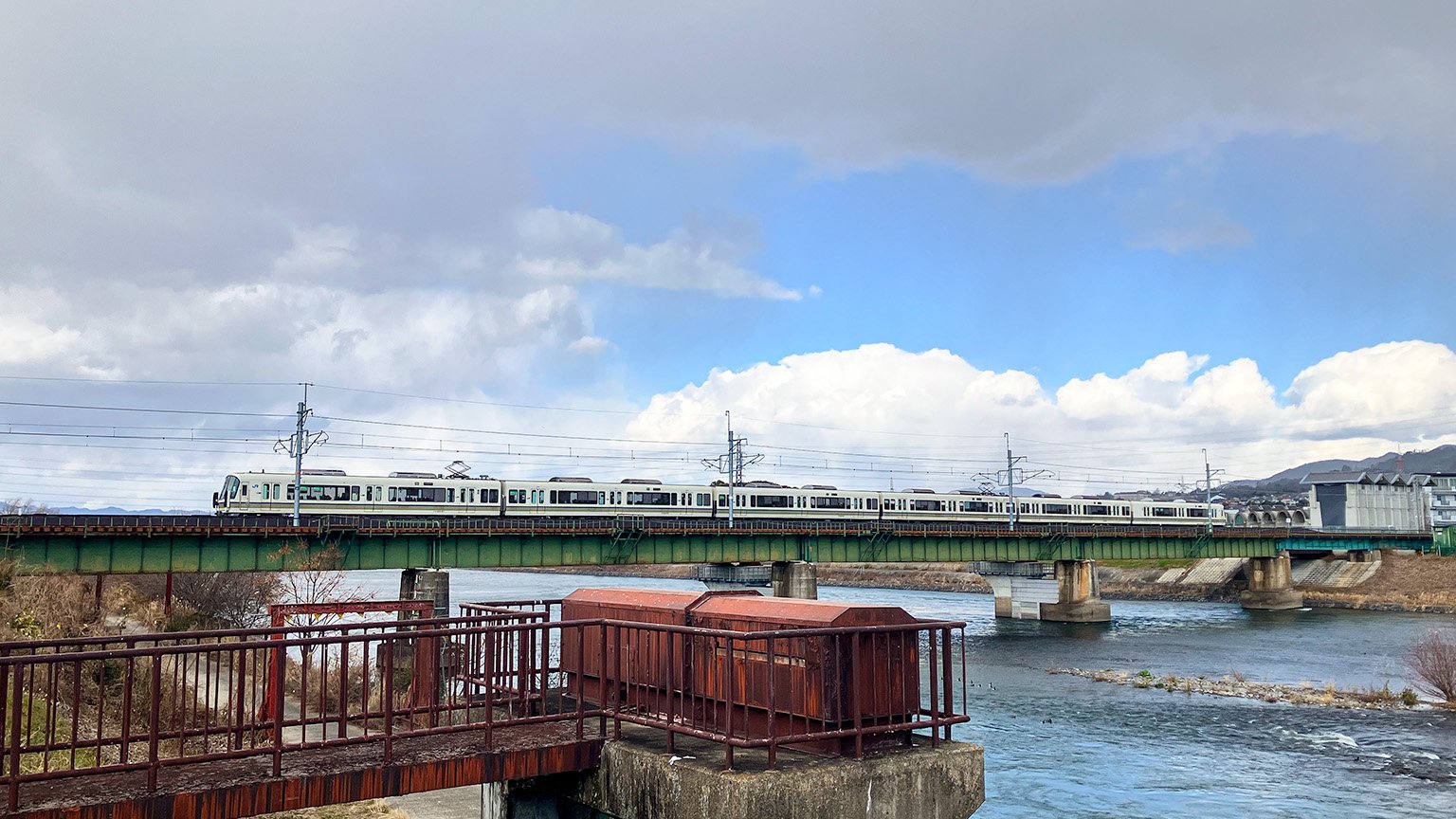 宇治橋から見たJR宇治線の列車の写真