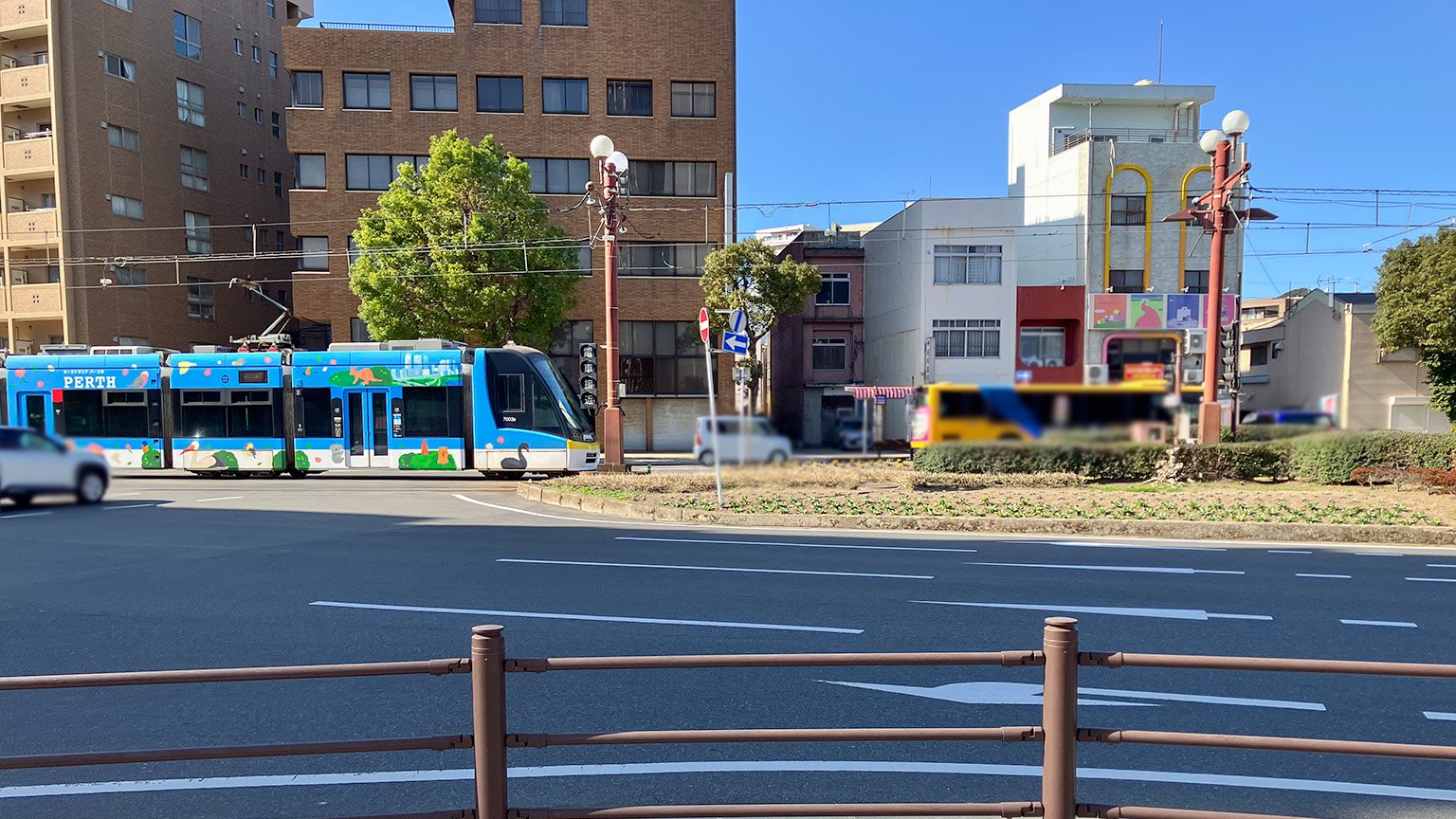 鹿児島駅前電停へ向かう鹿児島市電の写真