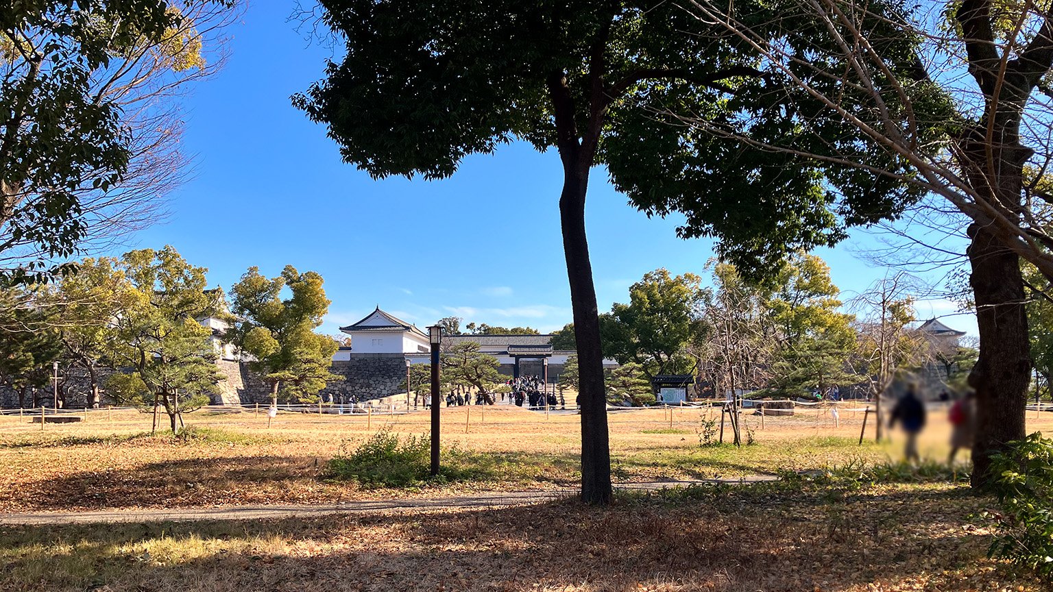 上町筋から見た大阪城大手門の写真