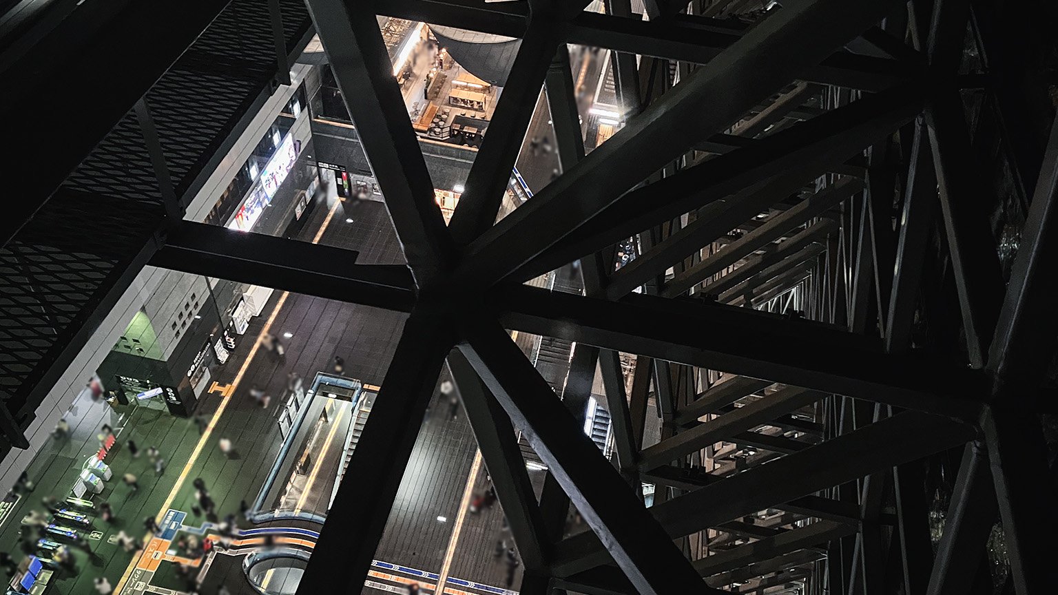 京都駅ビルの空中径路から見下ろした京都駅の写真