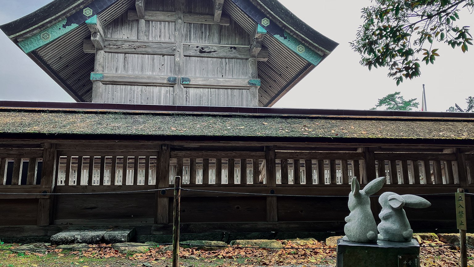 出雲大社の本殿裏の写真