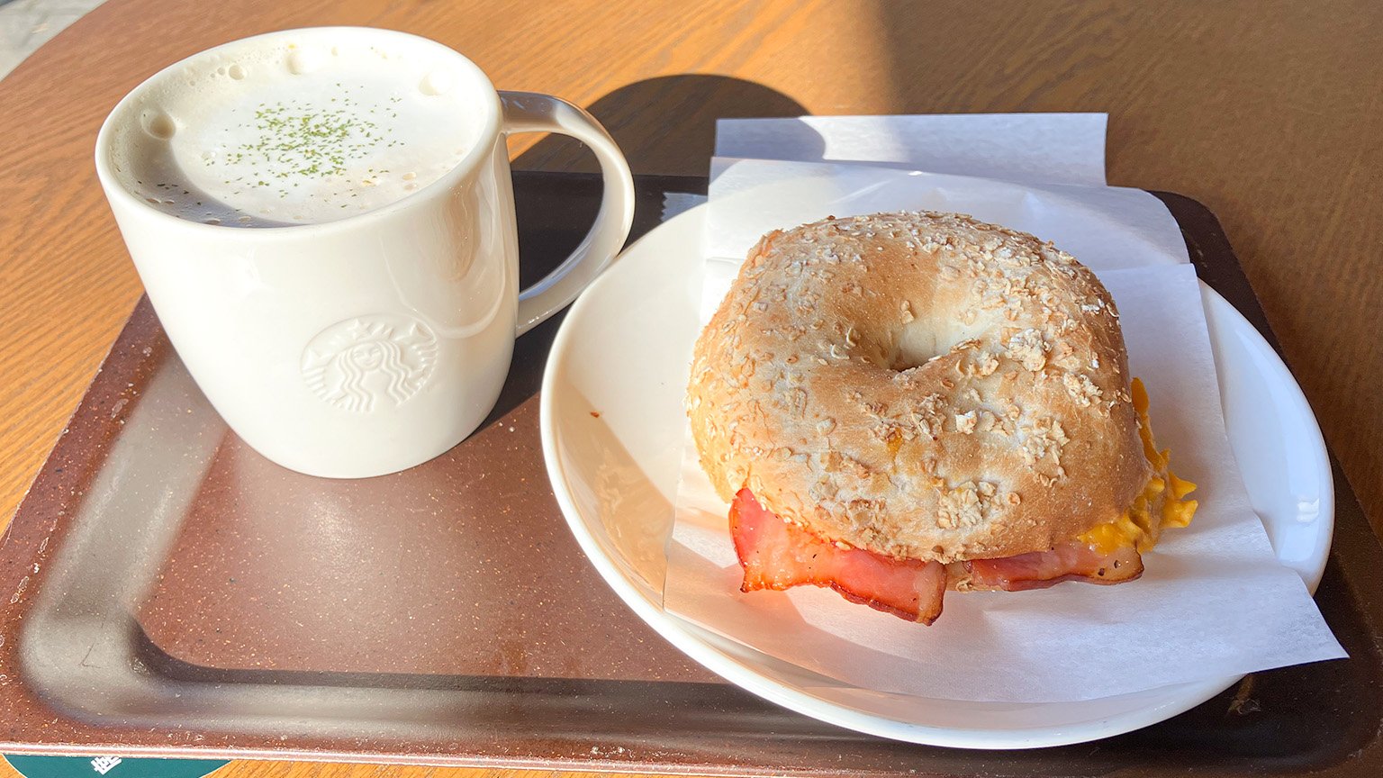 スタバのトリュフスープチーノとベーコンエッグチーズベーグルサンドの写真