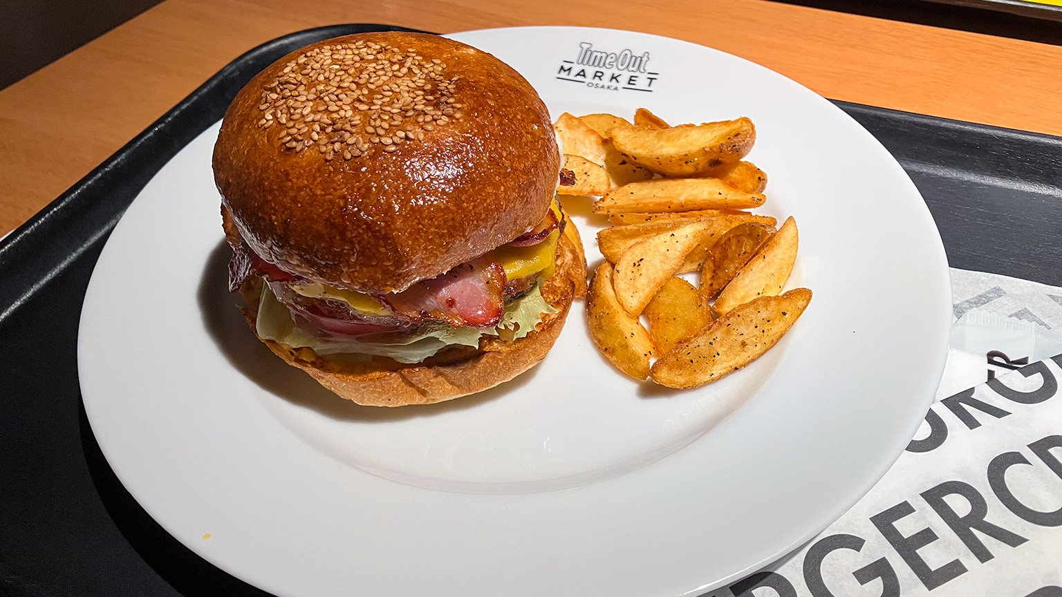 タイムアウトマーケット大阪内にある「CRITTERS BURGER」のベーコンチーズバーガーの写真