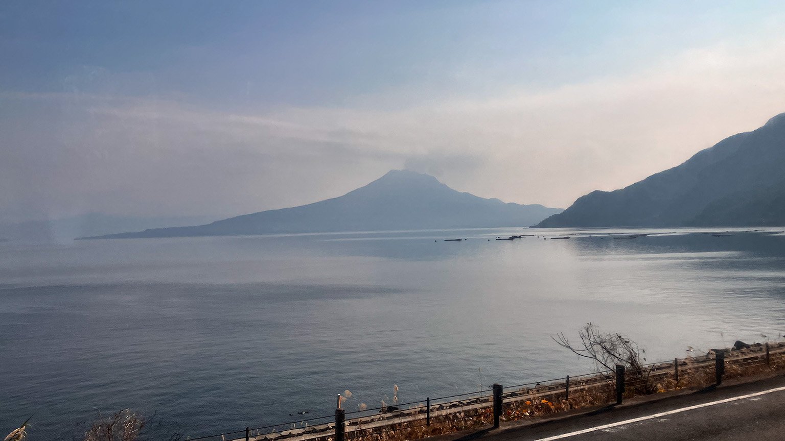 特急きりしまの車内から見た桜島の写真