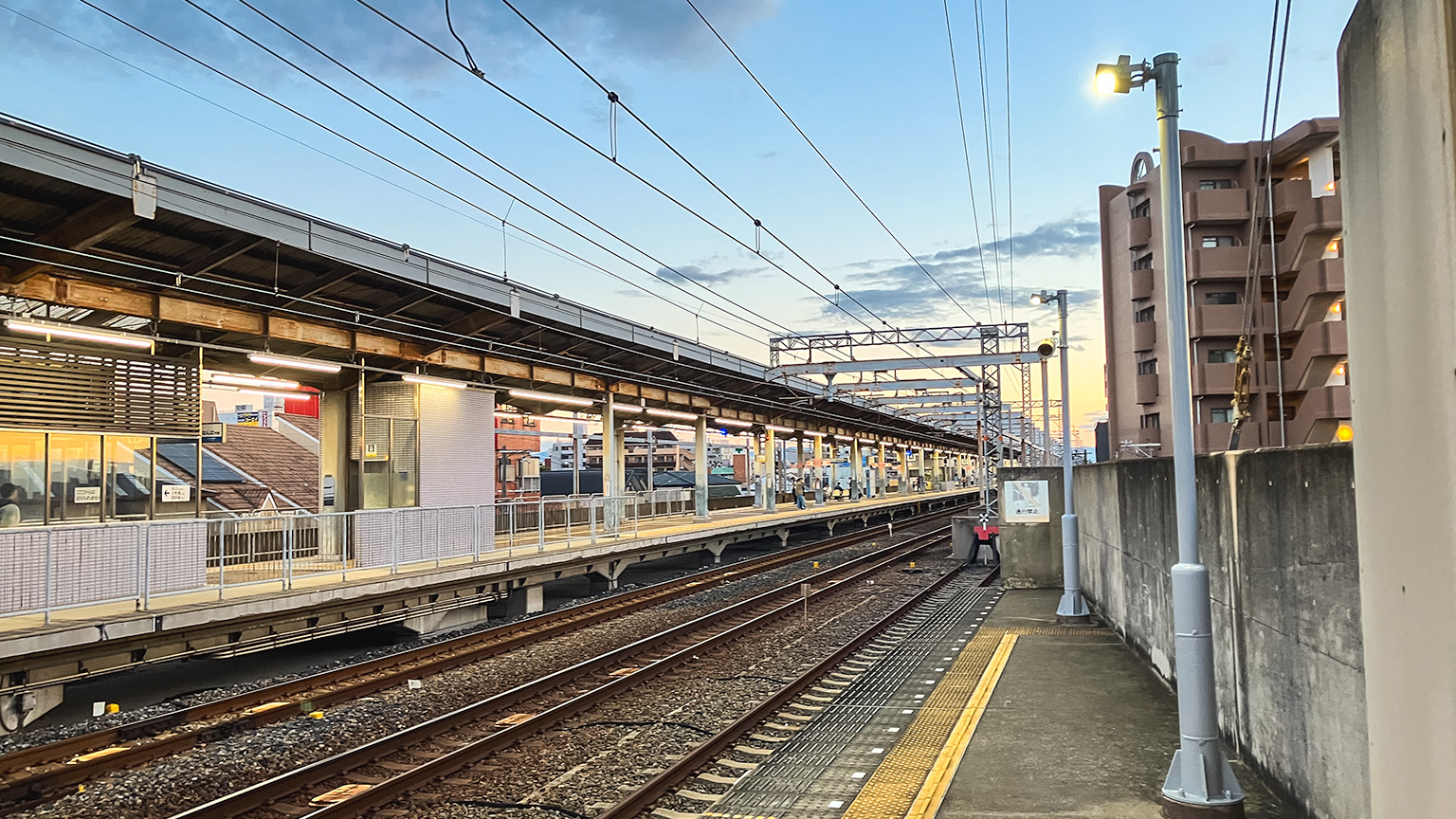 南海岸里玉出駅の汐見橋線ホームの写真