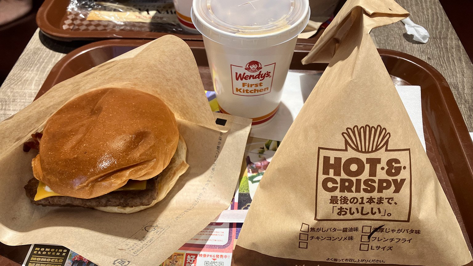 ウェンディーズ・ファーストキッチンのベーコーネーターUSAシングルとポテトとカフェラテの写真