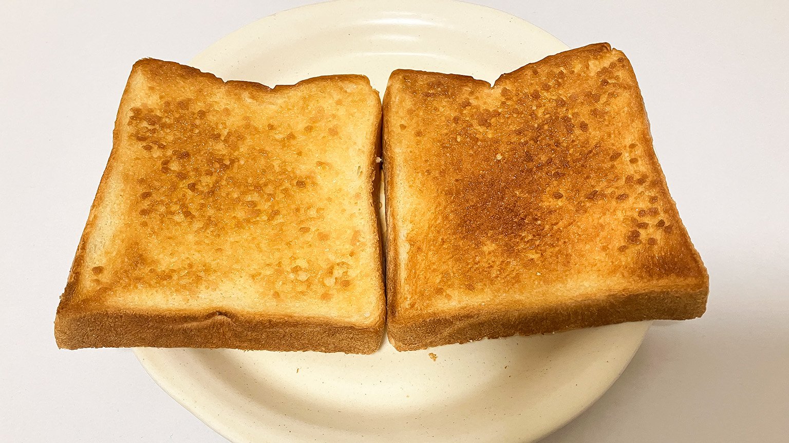 カルディの「ぬって焼いたらメロンパン」を塗って焼いた食パンの写真