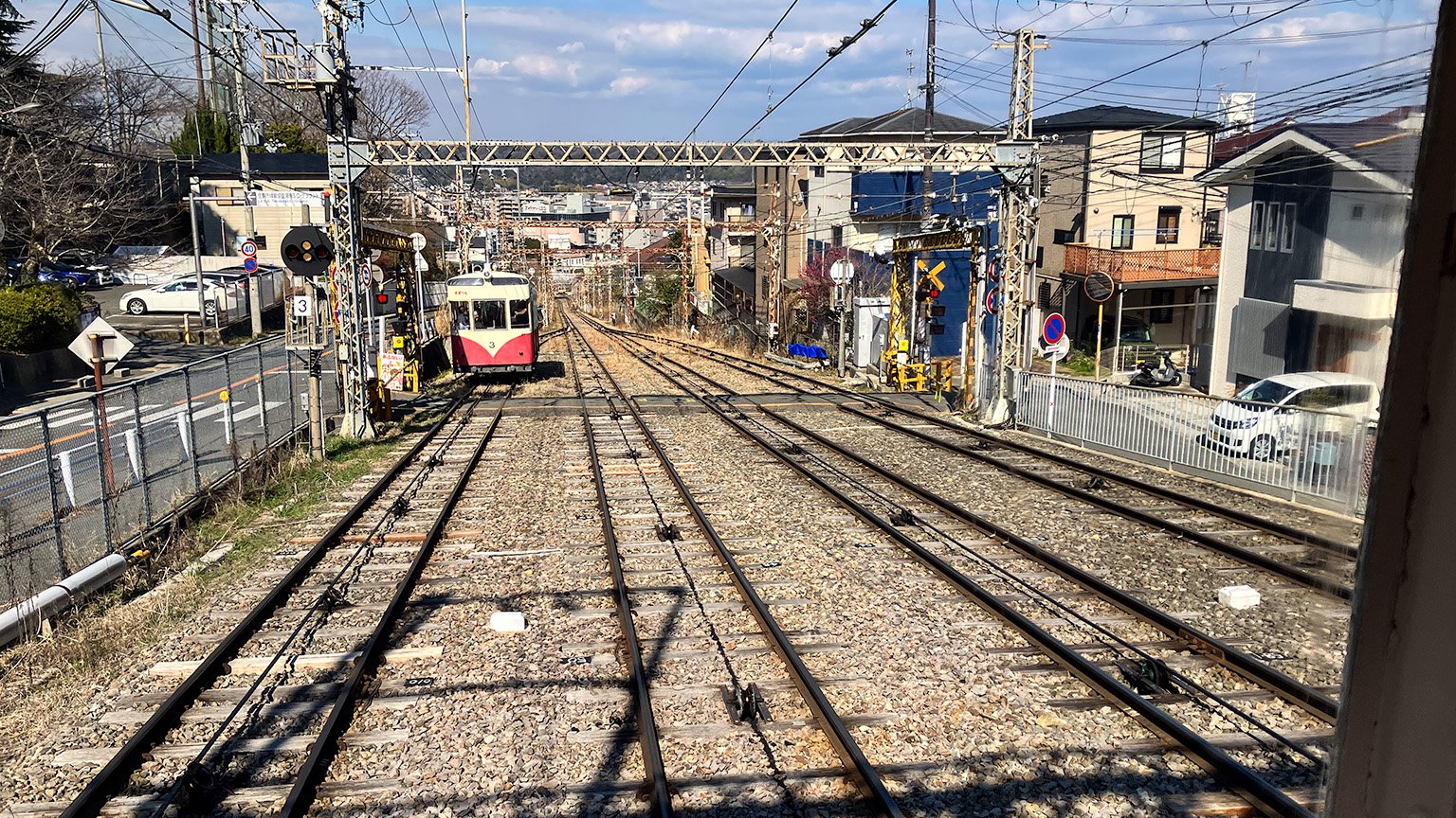 近鉄生駒ケーブルの鳥居前駅から宝山寺駅へ向かう列車の車窓からの景色の写真