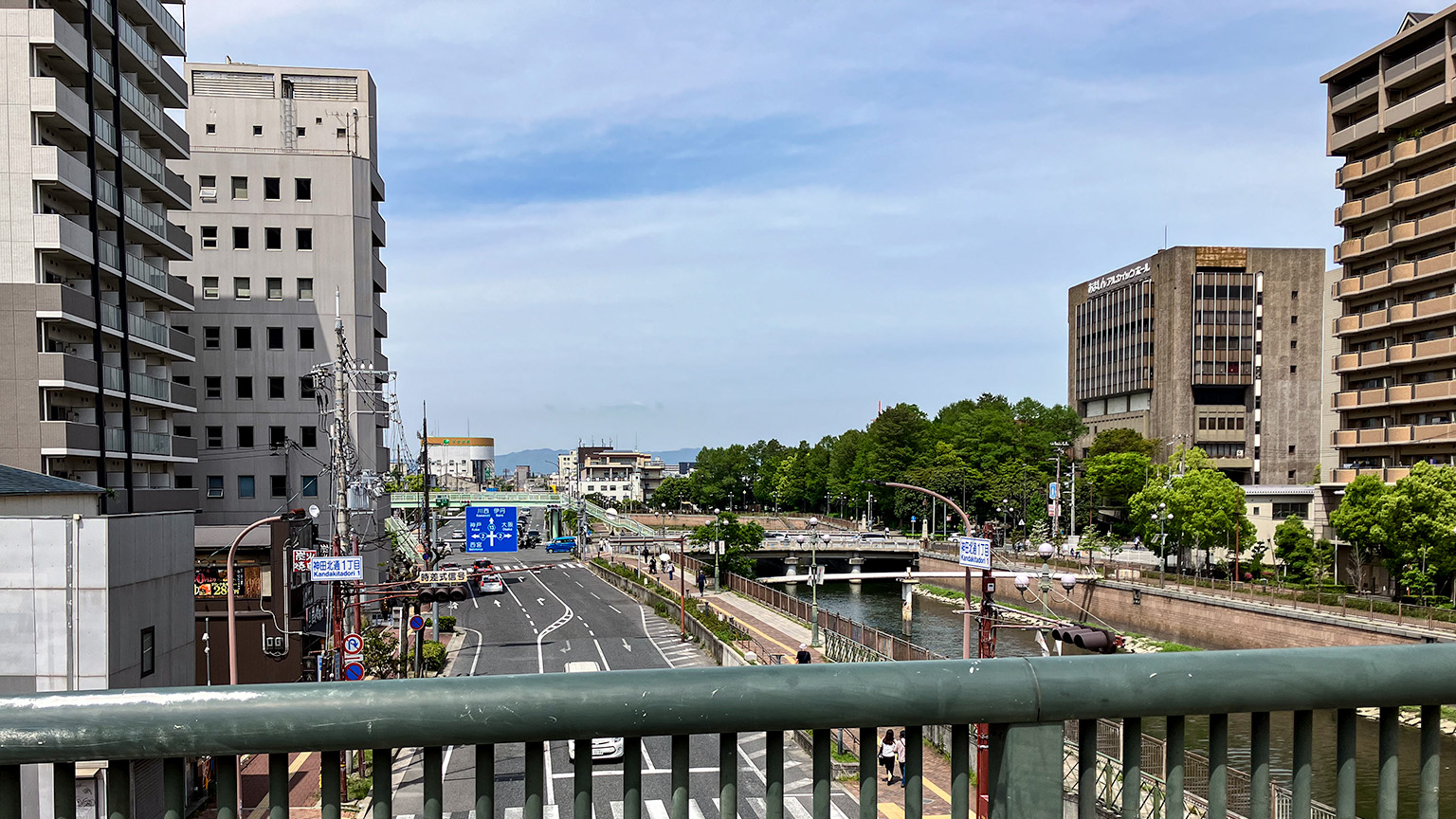 阪神電車尼崎駅前の広場から見下ろす大通りの写真