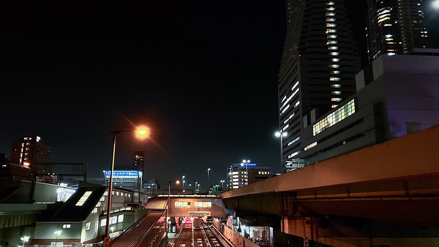 弁天町駅北側の歩道橋から見た弁天町駅と大阪ベイタワーの写真