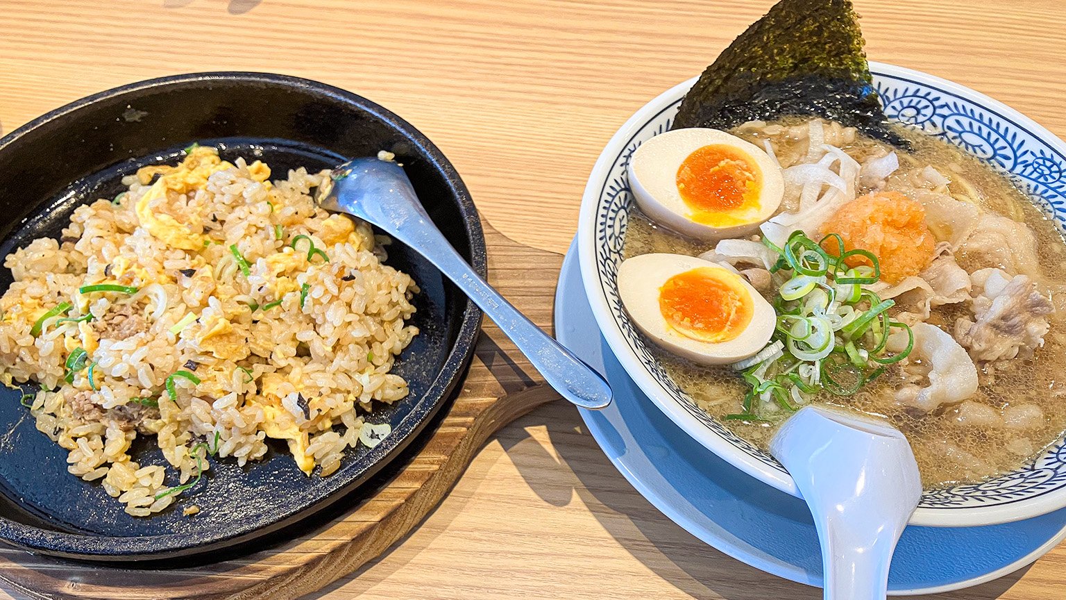 丸源ラーメンの味玉肉そばと鉄板玉子チャーハンの写真