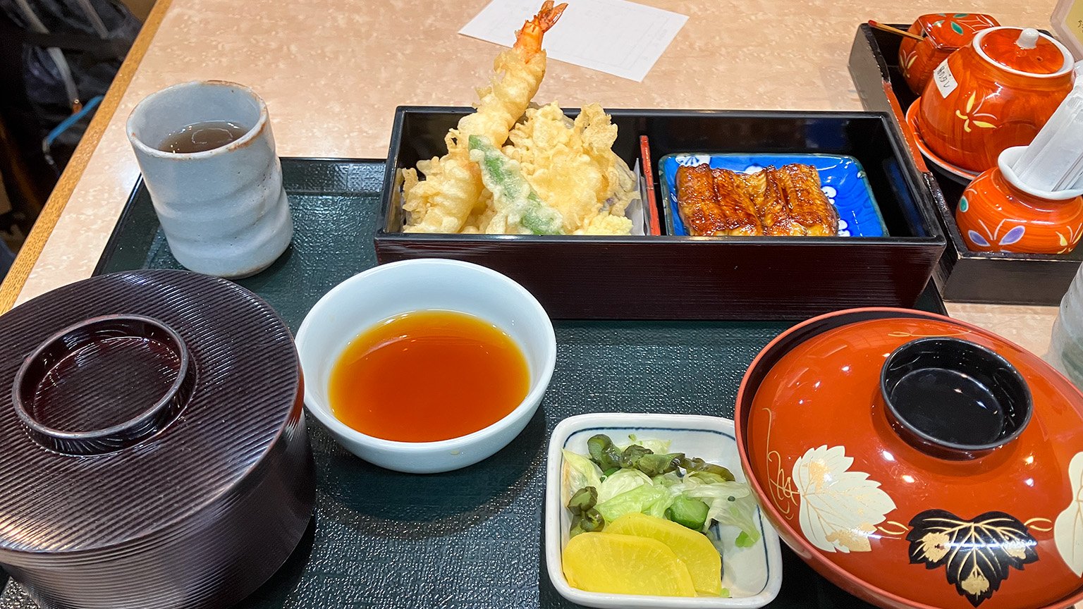 「うなぎ 天ぷら 山家」のうなぎと天ぷらのCランチの写真