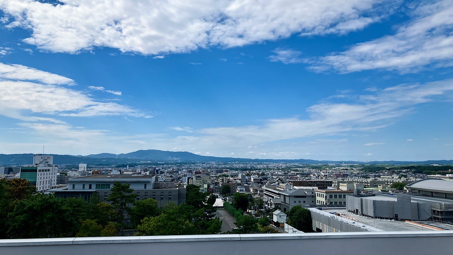 奈良県庁屋上展望台から見た西側の景色の写真