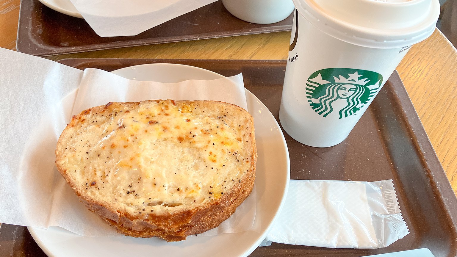 スターバックスコーヒーのクロックムッシュとソイラテの写真