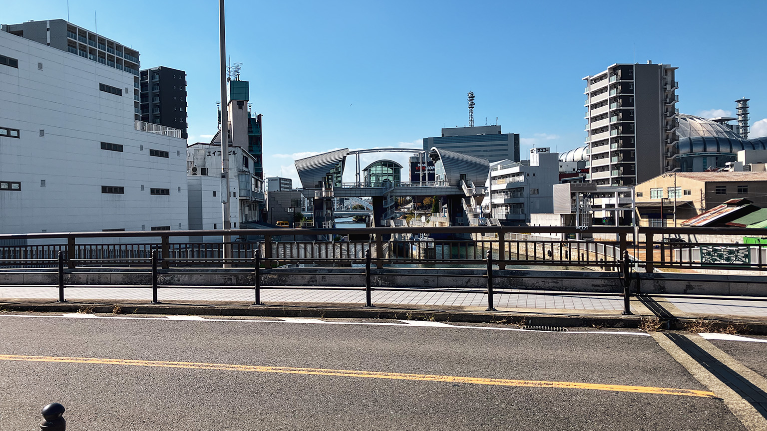日吉橋と道頓堀川水門の写真