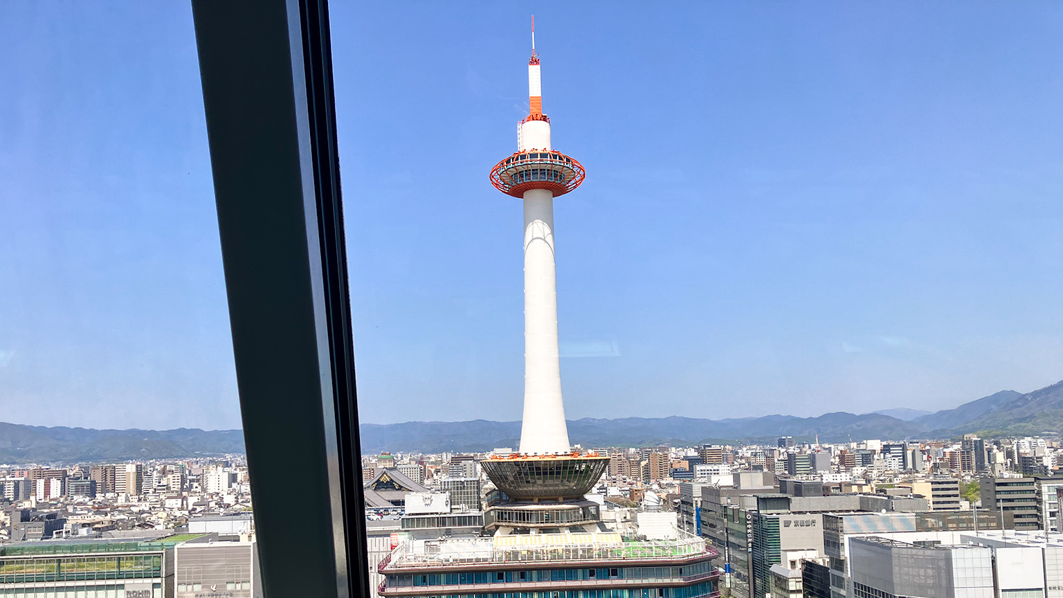 京都駅ビル空中往路から見る京都タワーの写真