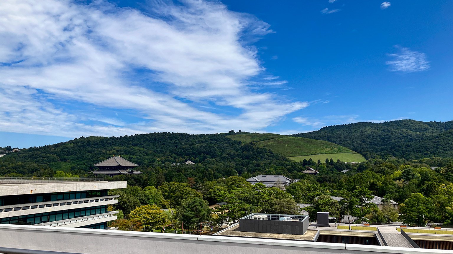 奈良県庁屋上展望台から見た東側の景色の写真