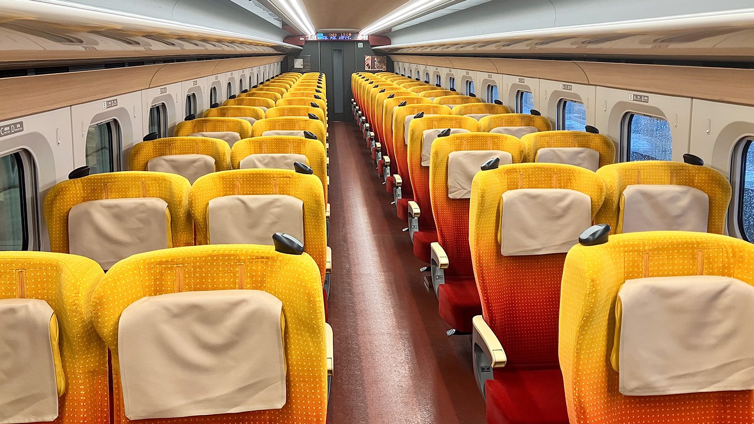 山形新幹線つばさ号の車内の写真