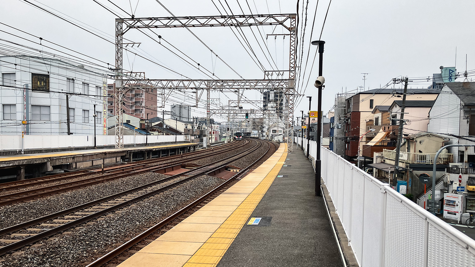 土居駅から見る滝井駅のホームの写真