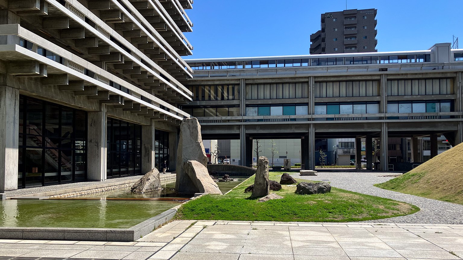 香川県庁舎本館の入口の写真