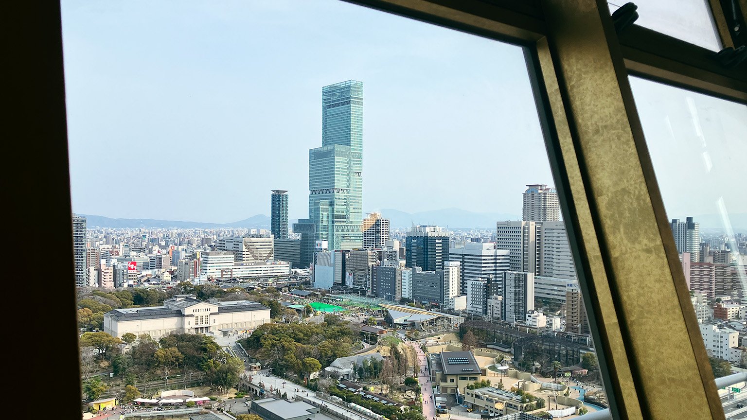 通天閣の黄金の展望台から見た景色の写真