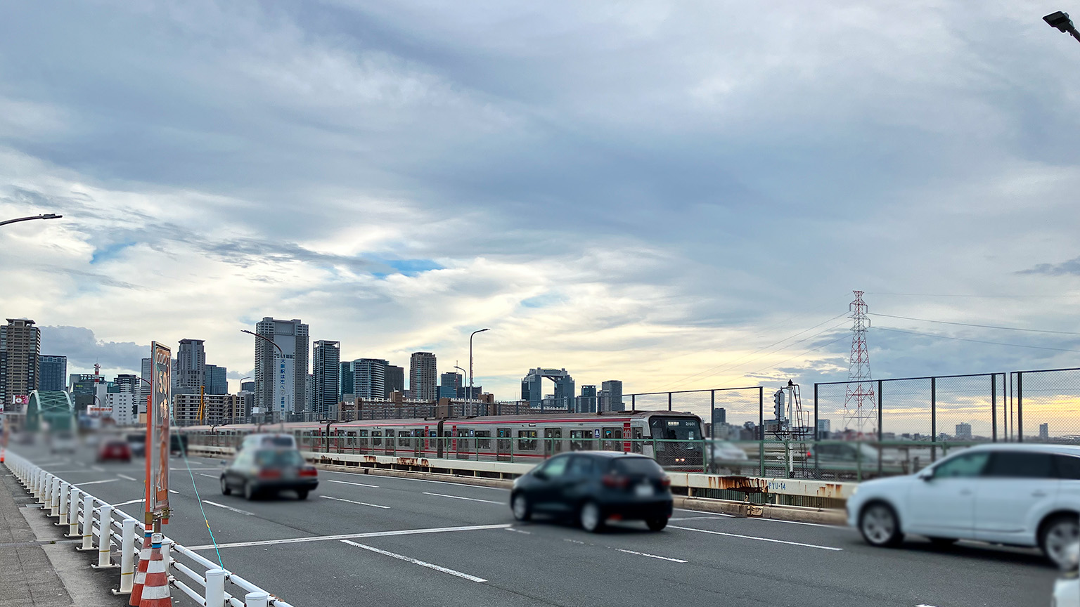 新淀川大橋と御堂筋線の車両の写真